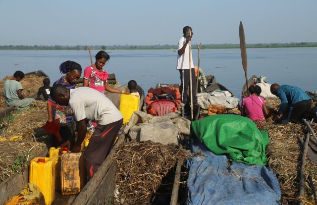 Los comerciantes descargan frijoles y bidones de sus barcos atracados en las costas del río Congo durante la campaña de vacunación destinada a combatir un brote de ébola en la ciudad portuaria de Mbandaka, República Democrática del Congo el 23 de mayo de 2018. Fotografía tomada el 23 de mayo de 2018. REUTERS / Kenny Katombe