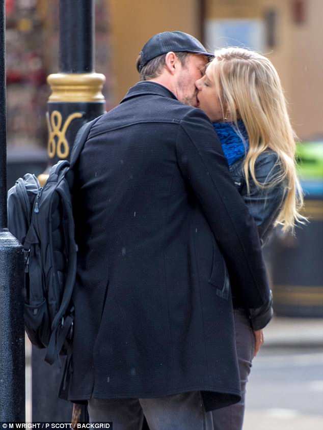 a ex novia del príncipe Harry Chelsy Davy está disfrutando de un apasionado romance con el ex marido de uno de los amigos de Meghan. Chelsy se entregó a una muestra pública de afecto con James Marshall (arriba) en Soho, Londres