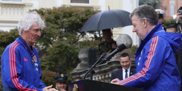 El presidente Juan Manuel Santos le entregó la Cruz de Boyacá al técnico de la Selección Colombia, José Pékerman. Foto: Mauricio Moreno / EL TIEMPO