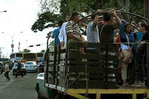 Arriesgando sus vidas, tachirenses siguen dependiendo de los camiones “piratas”