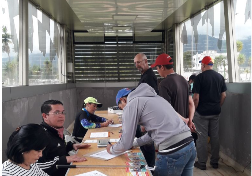 Venezolanos en Ecuador recolectan firmas en rechazo al proceso ilegítimo de este #20May (Fotos)