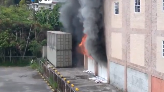 Reportan un incendio en los depósitos Full flores en Las Minas #31May (fotos y video)