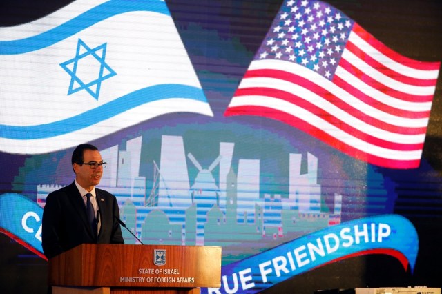 El Secretario del Tesoro de los Estados Unidos, Steven Mnuchin, habla durante una recepción celebrada en el Ministerio de Relaciones Exteriores de Israel en Jerusalén, antes del traslado de la embajada de los Estados Unidos a Jerusalén, el 13 de mayo de 2018. REUTERS / Amir Cohen 