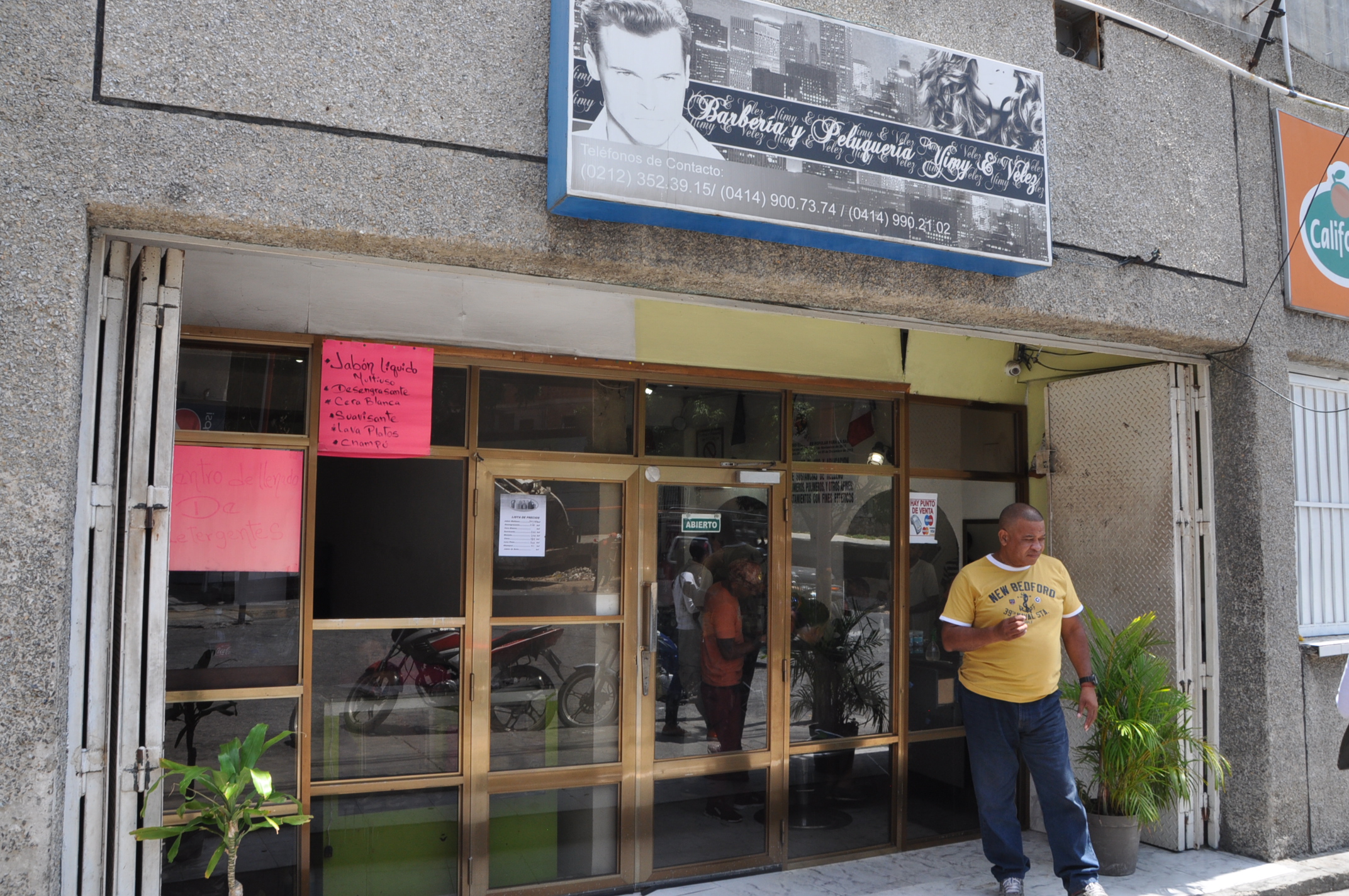 En barberías y peluquerías venden hasta café para sobrevivir