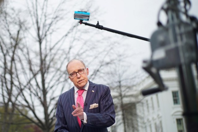 (ARCHIVOS) En esta foto de archivo tomada el 6 de abril de 2018, el Director del Consejo Económico Nacional, Larry Kudlow, habla durante una entrevista frente a la Casa Blanca en Washington, DC. Kudlow, el principal asesor económico del presidente de EE. UU. Donald Trump, reconoció el 3 de junio de 2018 que la disputa comercial con los aliados de Estados Unidos podría poner en peligro la floreciente economía estadounidense, pero desestimó las críticas a la postura del gobierno como exagerada. / AFP PHOTO / Mandel NGAN