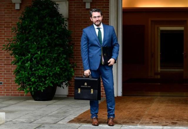 Màxim Huerta posa ante los fotógrafos el pasado viernes antes del primer Consejo de Ministros de Pedro Sánchez. Javier Soriano AFP