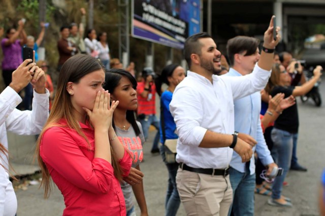 Familiares de opositores encarcelados por protestar contra el presidente Nicolás Maduro reaccionan cuando llegan en autobús a un centro de detención del Servicio Bolivariano de Inteligencia Nacional (SEBIN) en Caracas, Venezuela, el 1 de junio de 2018. REUTERS / Marco Bello