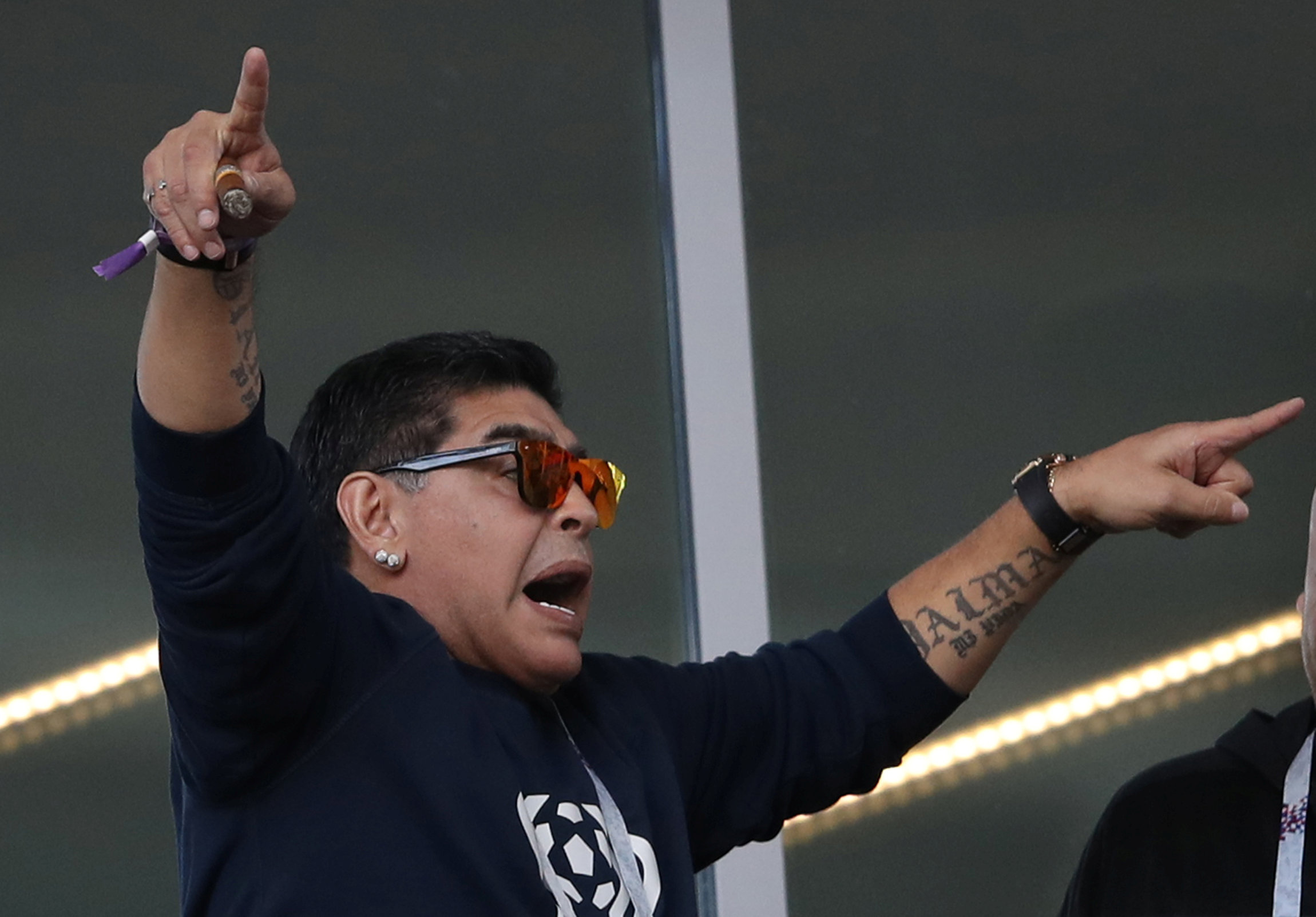 ¡Qué raro! Maradona rompiendo las reglas en el Argentina-Islandia (FOTO)