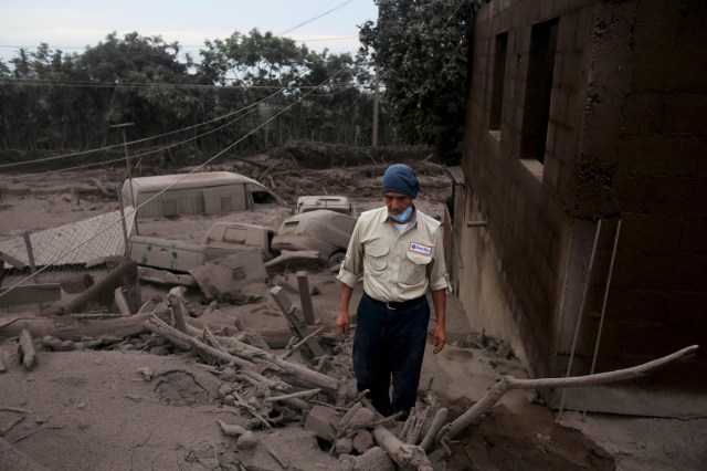 Un bombero municipal recorre el área del desastre hoy, lunes 4 de junio de 2018, después de la erupción del volcán de Fuego, en el Caserío San Miguel Los Lotes, Escuintla (Guatemala). La cifra de heridos por la erupción del volcán de Fuego en Guatemala aumento de 20 a 46 y la de muertos se mantiene en 25, informaron las autoridades que al amanecer de hoy reanudaron las labores de búsqueda de desaparecidos EFE/Esteban Biba