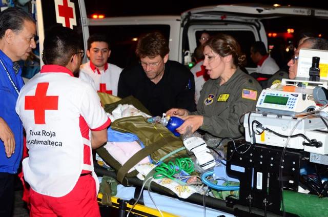 Fotografía cedida por las Fuerzas Áreas de EE.UU. donde aparecen miembros de su equipo aeromédico mientras transportan a un paciente herido por la erupción del volcán hacia la aeronave Mississippi hoy, jueves 7 de mayo de 2018, en Ciudad de Guatemala (Guatemala). Un grupo de seis niños guatemaltecos aterrizó hoy en una base militar de San Antonio (Texas) y fueron trasladados al Hospital Shriners para Niños, en Galveston (Texas) para ser atendidos por las graves quemaduras sufridas por la erupción del volcán de Fuego de Guatemala. EFE/Edward Staton