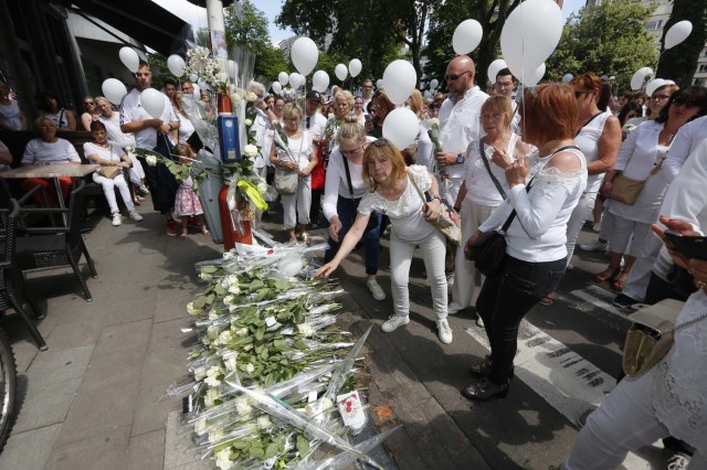 La gente participa en una marcha blanca para conmemorar a las víctimas de un tiroteo el 29 de mayo en Liege, en el espacio de Tivoli, en el centro de la ciudad de Lieja, el 3 de junio de 2018. Dos policías y un transeúnte murieron en un ataque el 29 de mayo en la ciudad belga de Lieja. El pistolero, identificado como Benjamin Herman, de 31 años, también es sospechoso del asesinato de una cuarta persona en la víspera de su ataque, dijo en una conferencia de prensa el portavoz de los fiscales federales, Eric Van Der Sypt.  / AFP PHOTO / BELGA / NICOLAS MAETERLINCK / Bélgica HACIA FUERA