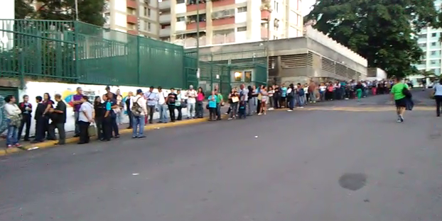 La gigantesca cola a la espera de transporte en El Valle #5Jun (video)