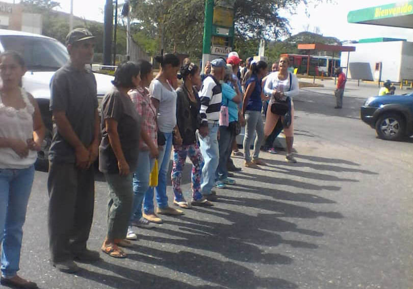 Vecinos de Charallave se plantan en las calles para exigir restablecimiento del servicio de agua #4Jun