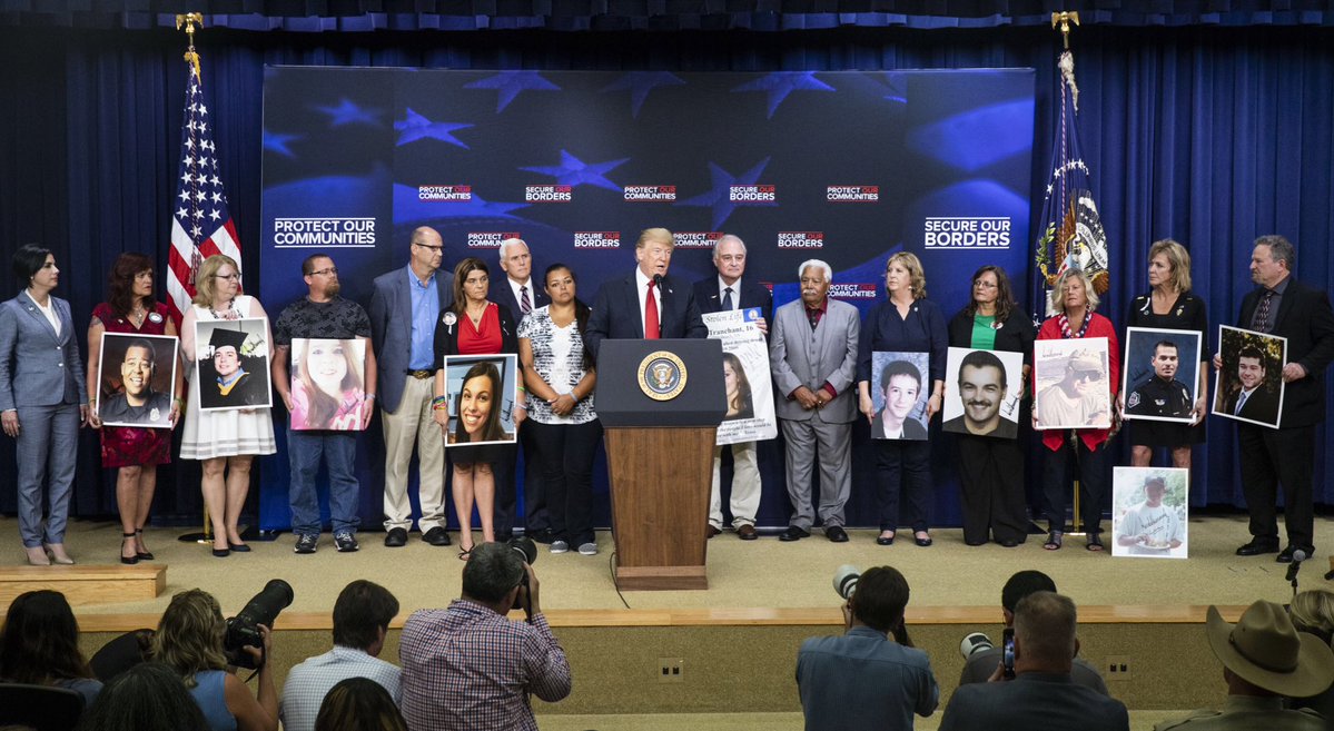 Trump consuela a padres separados de sus hijos asesinados por inmigrantes