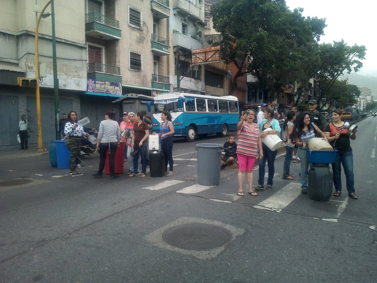 Protesta en la avenida Baralt por escasez de agua #26Jun (fotos)