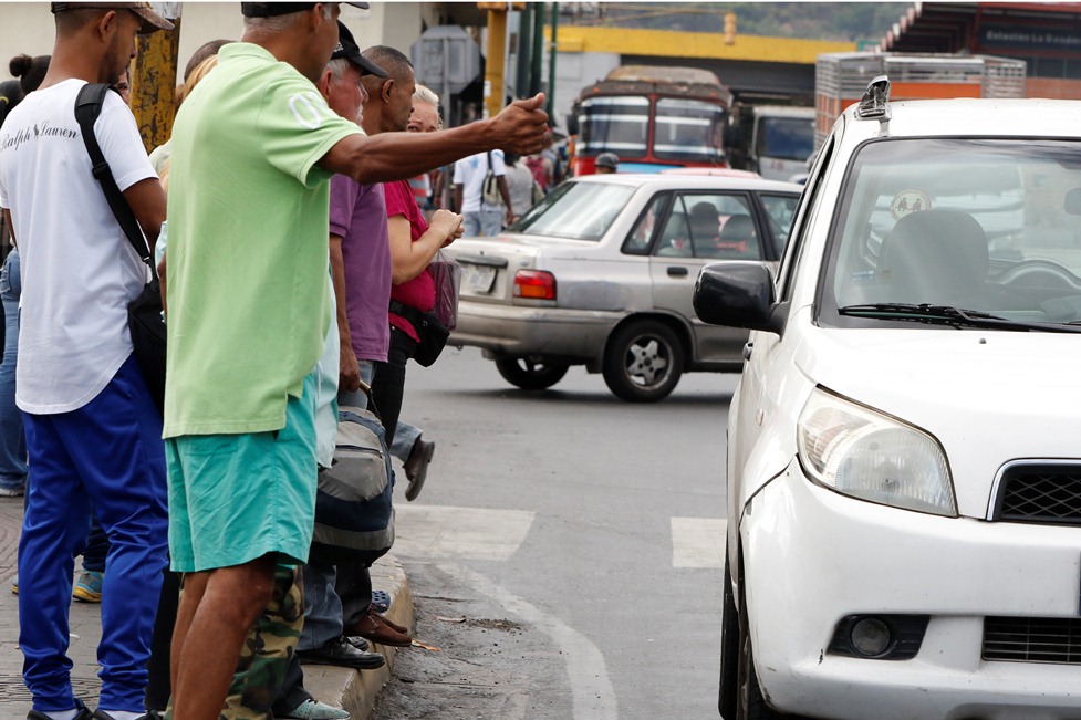 Pasajeros piden cola ante la falta de transporte