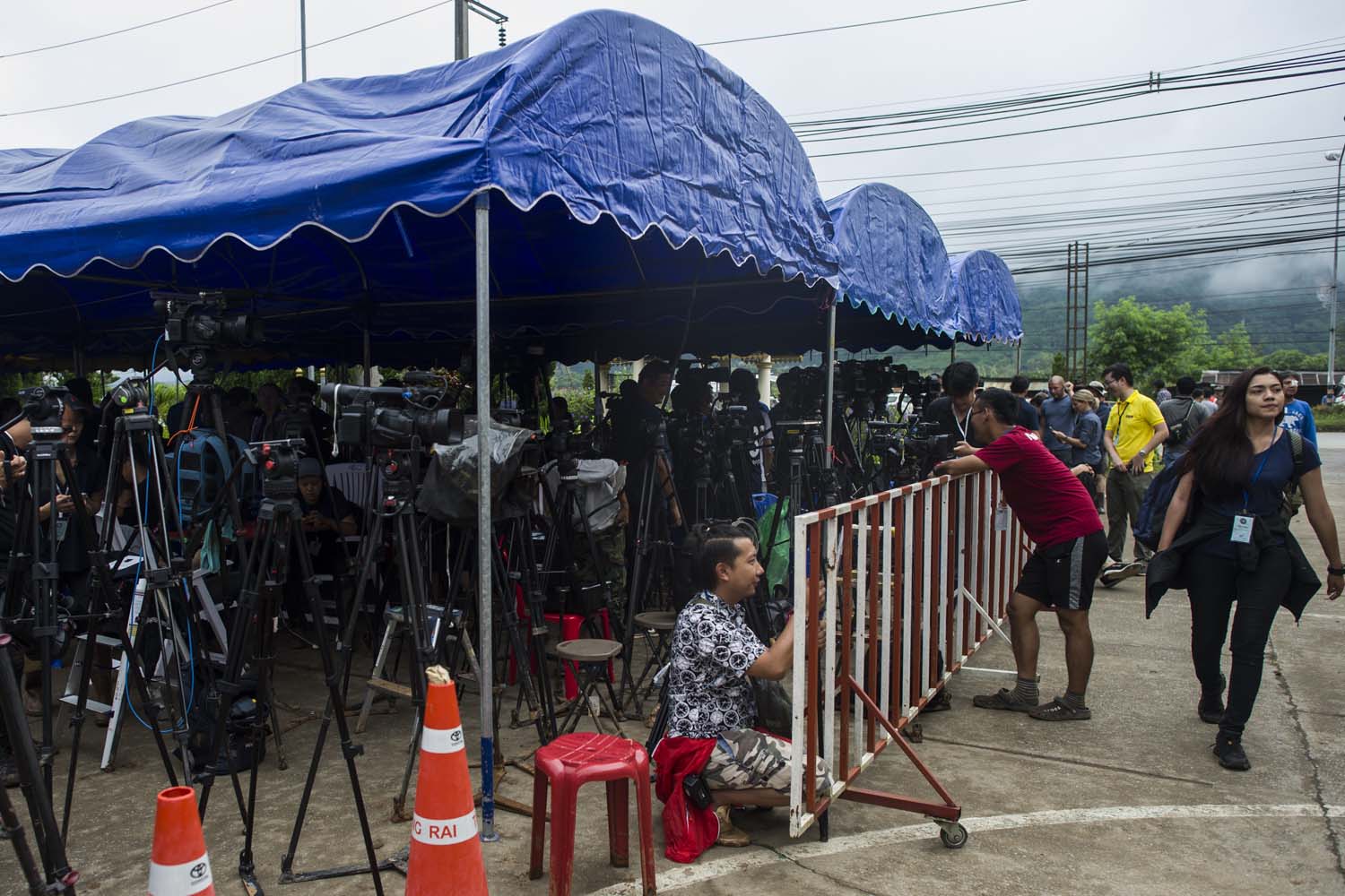 Seis niños dejan atrás la zona inundada de la cueva en Tailandia