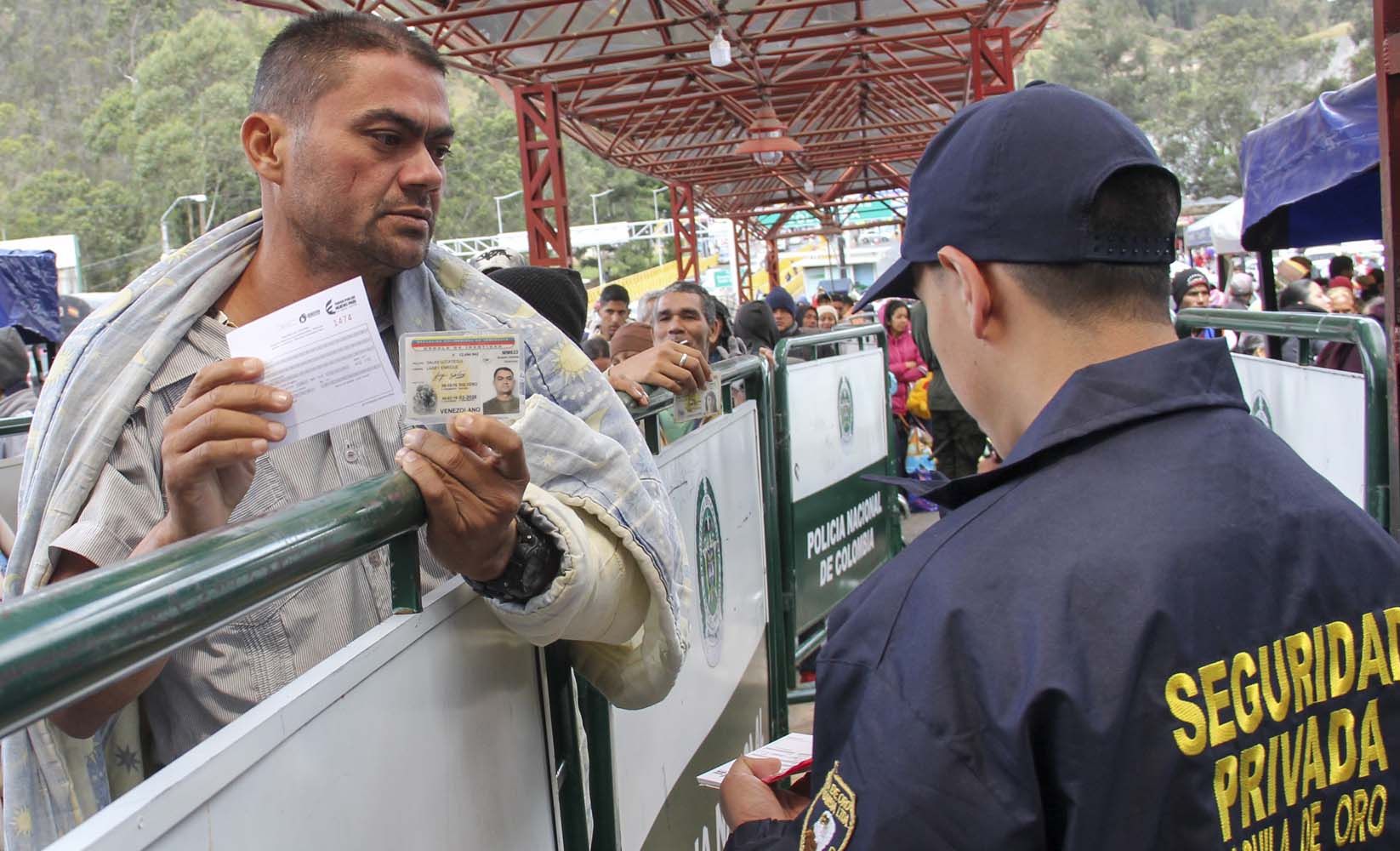 Defensoría de Ecuador sugiere anular petición de pasaporte a venezolanos