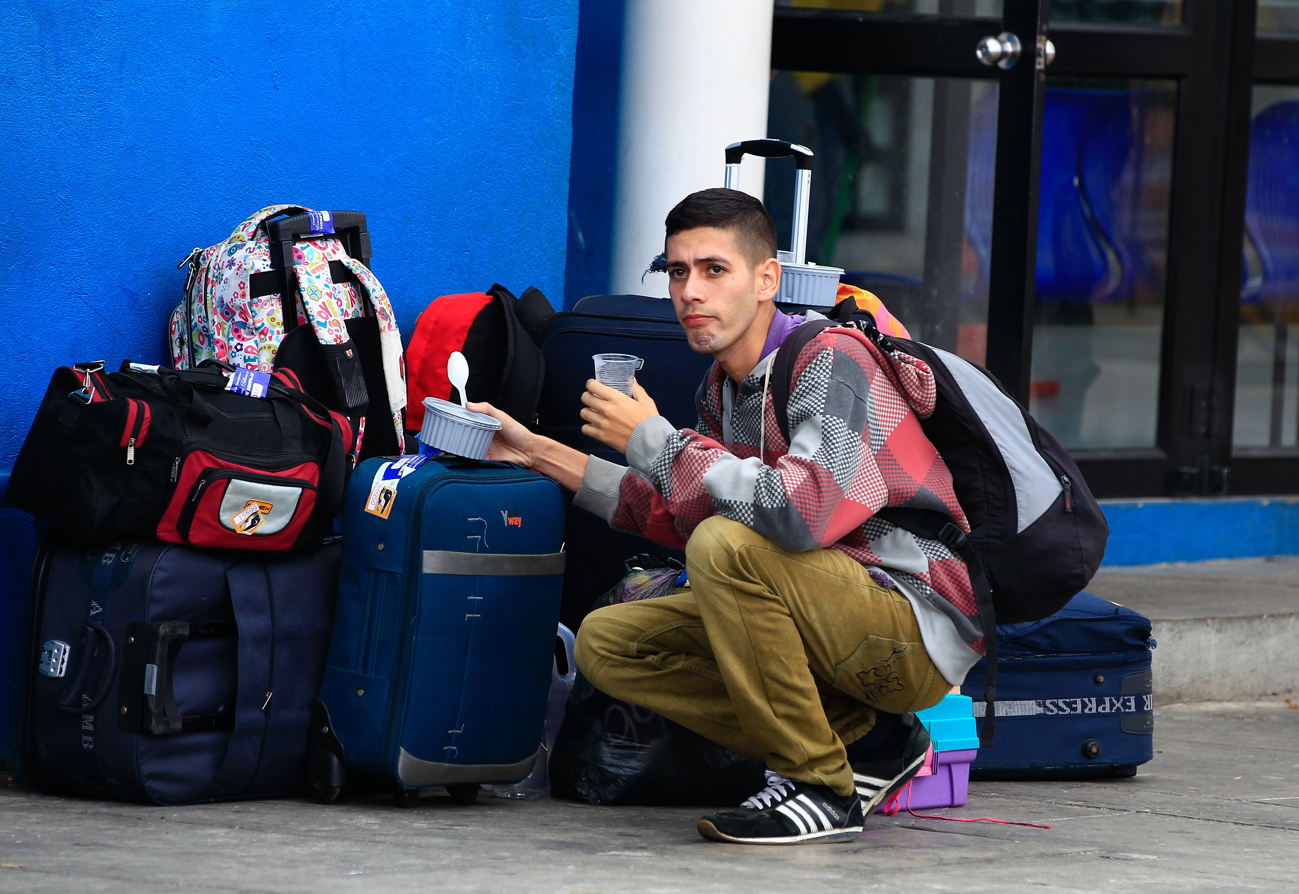 Embajada venezolana en Quito entrega cien pasaportes ante crisis migratoria