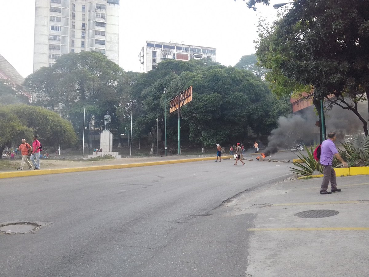 Habitantes de Misión Vivienda protestan en el puente de los Leones por falta de luz #1Ago