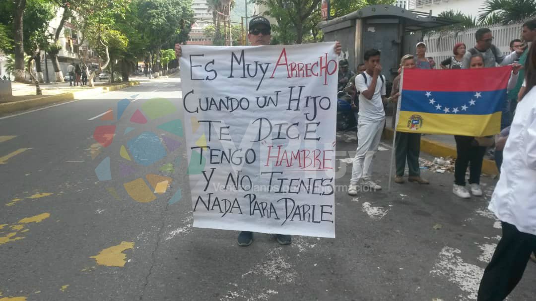 Trabajadores de la salud se concentran en el hospital JM de Los Ríos #16Ago (Fotos)