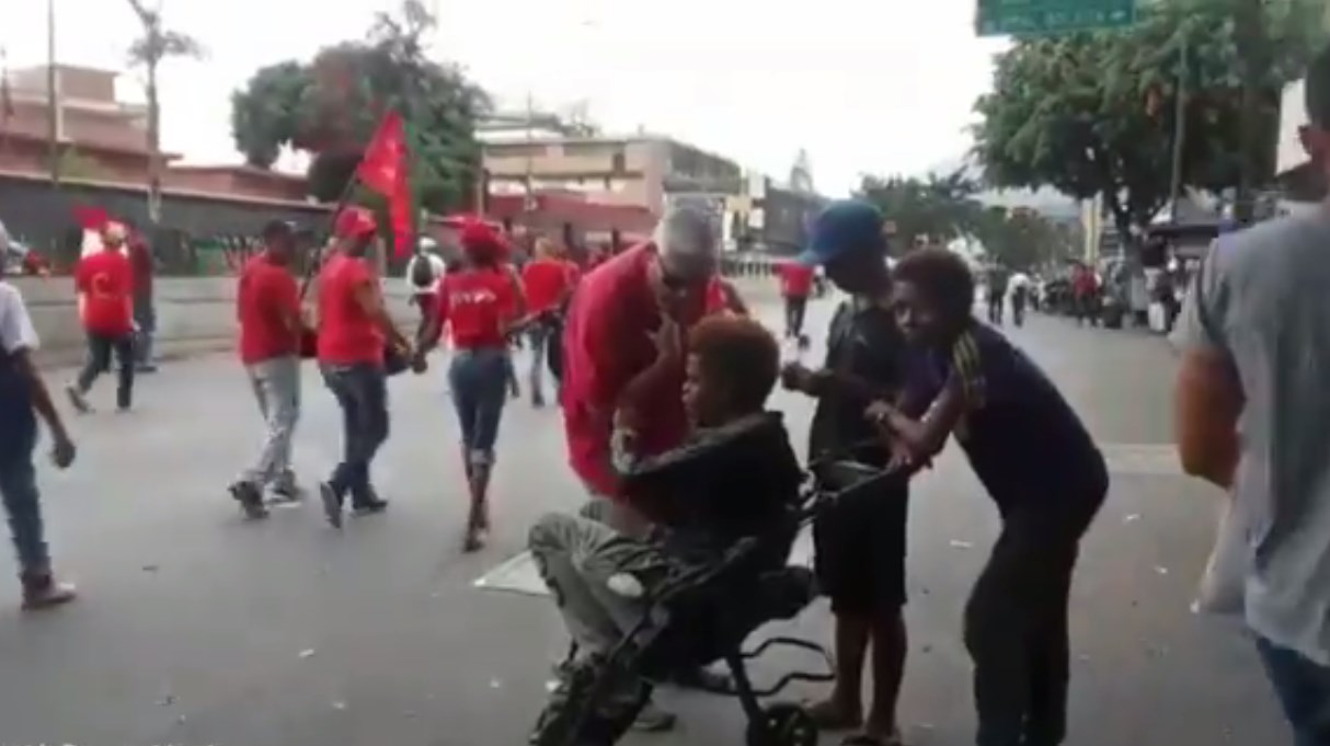 Jóvenes en situación de calle enfrentan a chavistas de la marcha y aseguran que Maduro tiene que irse #13Ago