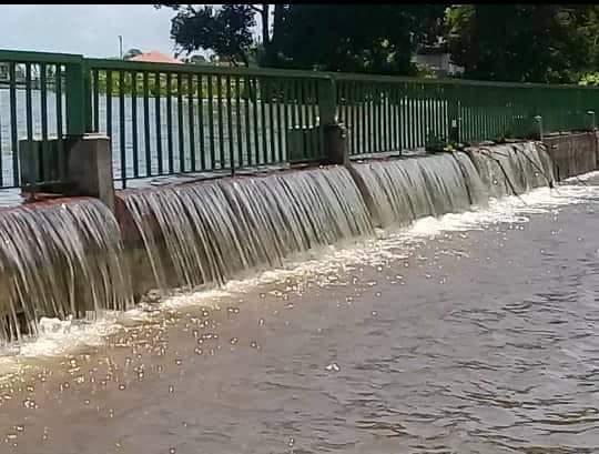 ¡Desbordadas! Así están las cataratas en el Paseo Orinoco #25Ago