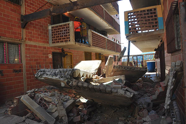 Se desploman escaleras de Residencias Vista al Mar en Vargas; 30 familias quedaron sin vivienda (foto)