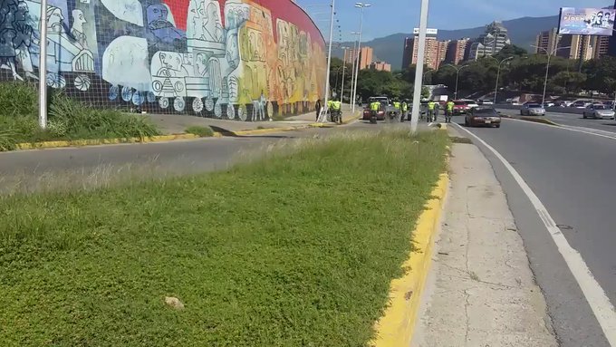 Protestas de trabajadores de la UCV mantienen cerrados los accesos a Plaza Venezuela este #8Oct