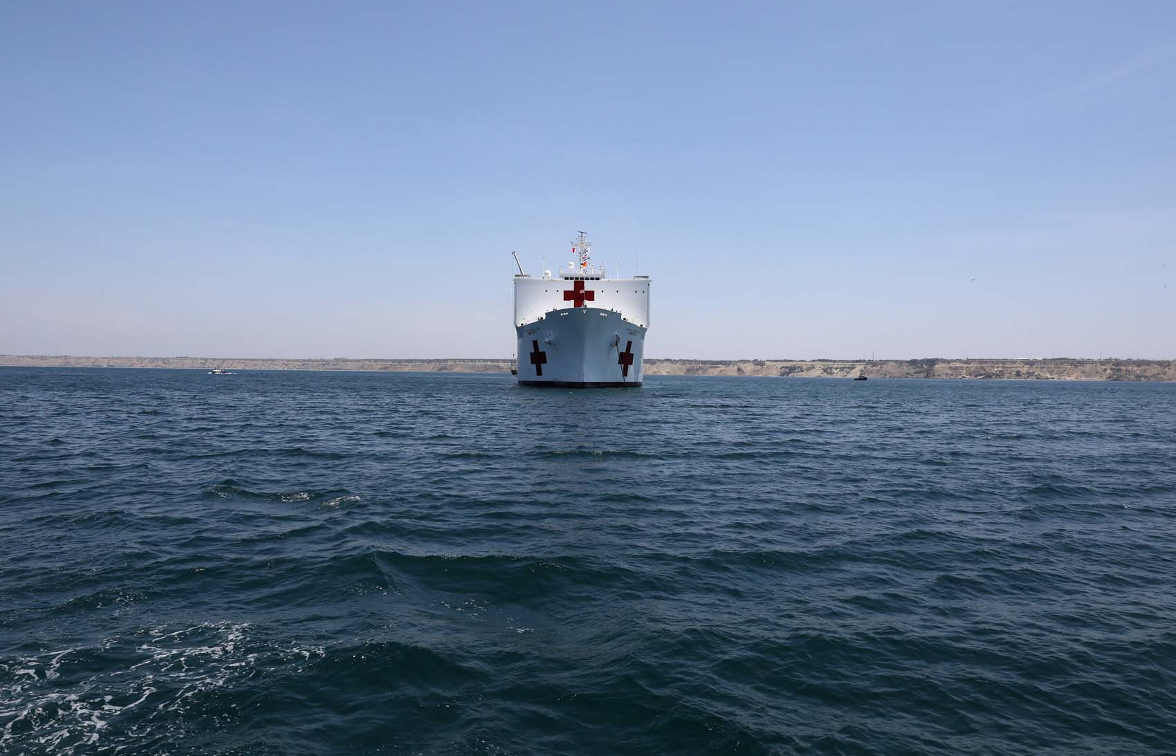 El buque hospital USNS Comfort atraca en Panamá para dirigirse a Colombia