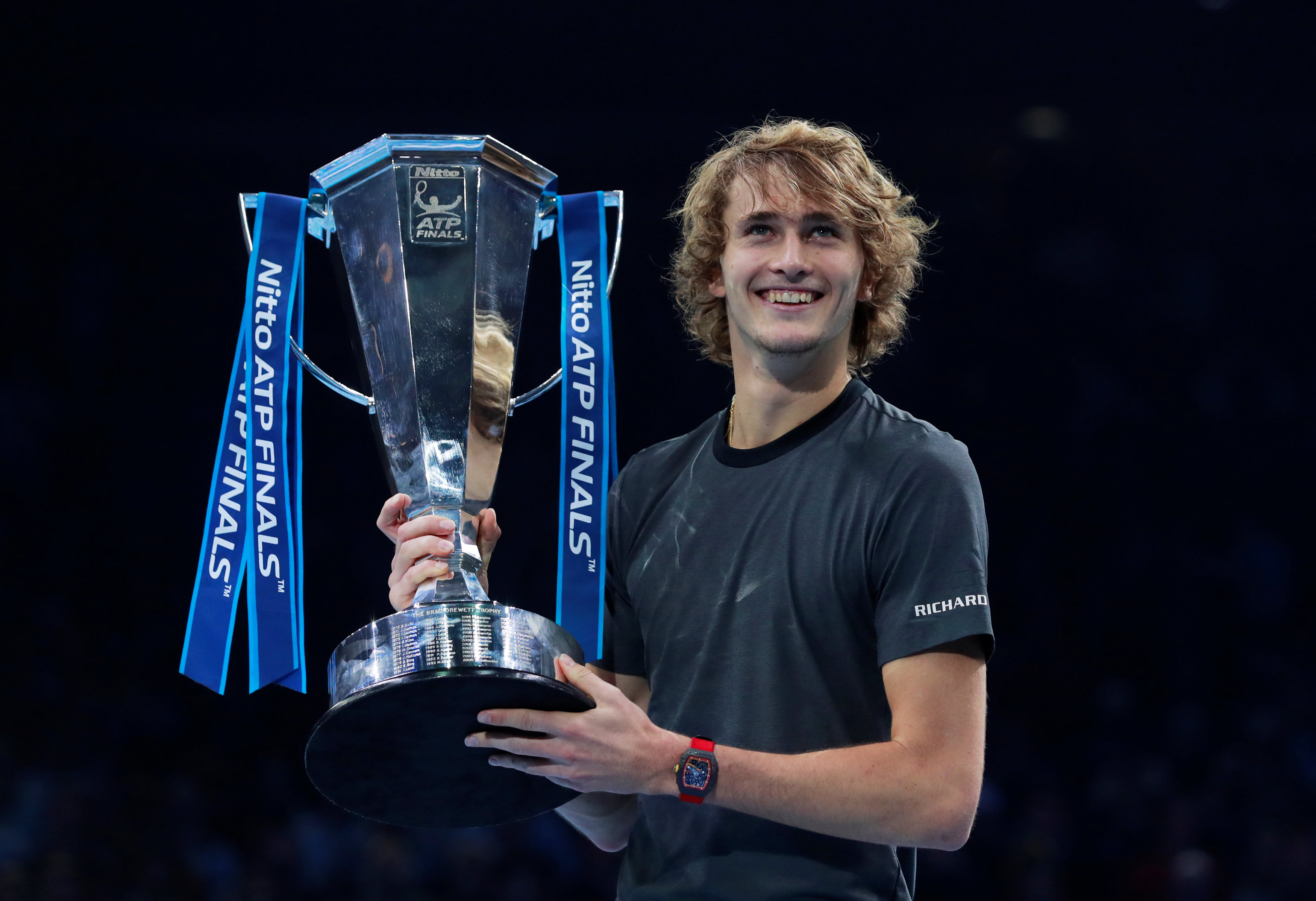 Zverev sorprende a Djokovic para coronarse como nuevo campeón del Masters de Londres