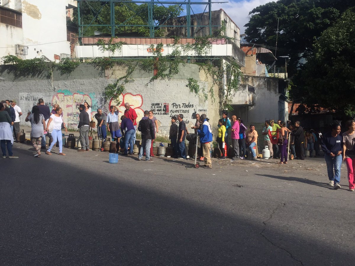 Protestan en la avenida Panteón por falla en la distribución de gas doméstico #10Nov