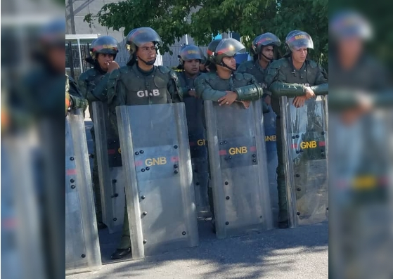 Luego de tres días de apagón, GNB se plantó frente a Corpoelec-Margarita #12Nov (FOTO)