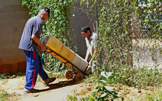 En varios sectores de Maracaibo los habitantes recorren kilómetros para buscar agua