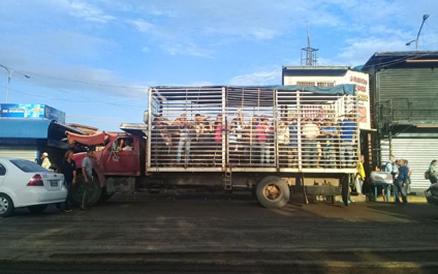 Tan caro que cobran y nos llevan como cochinos, dicen pasajeros en las perreras de Zulia