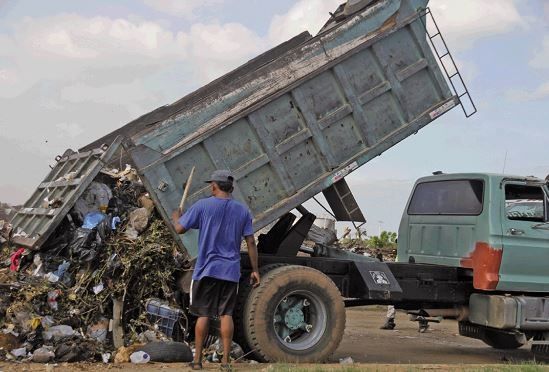 Residentes de La Gloria en Maracaibo se quejan por constantes hogueras de basura