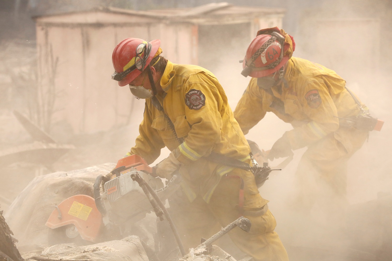 En California continúa la búsqueda de desaparecidos mientras los incendios se intensifican