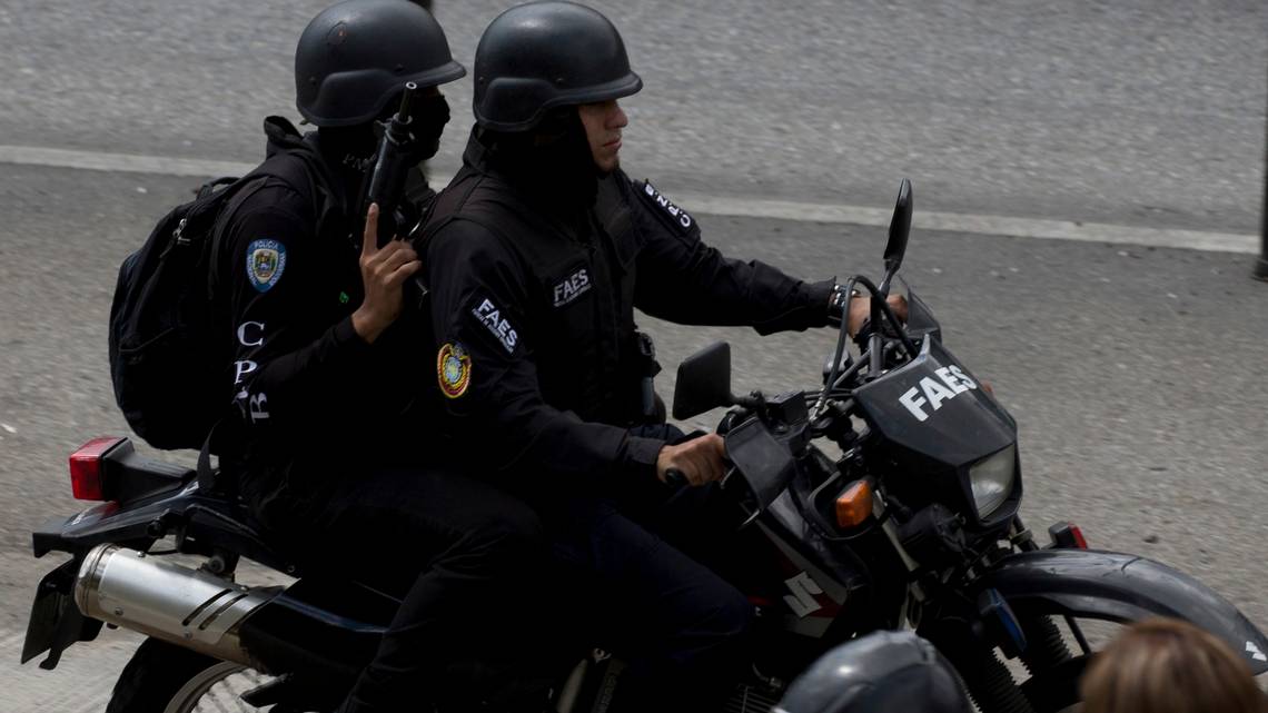 “Mataron a gente inocente”, dicen testigos de supuesto enfrentamiento en la Torre Viasa de Caracas