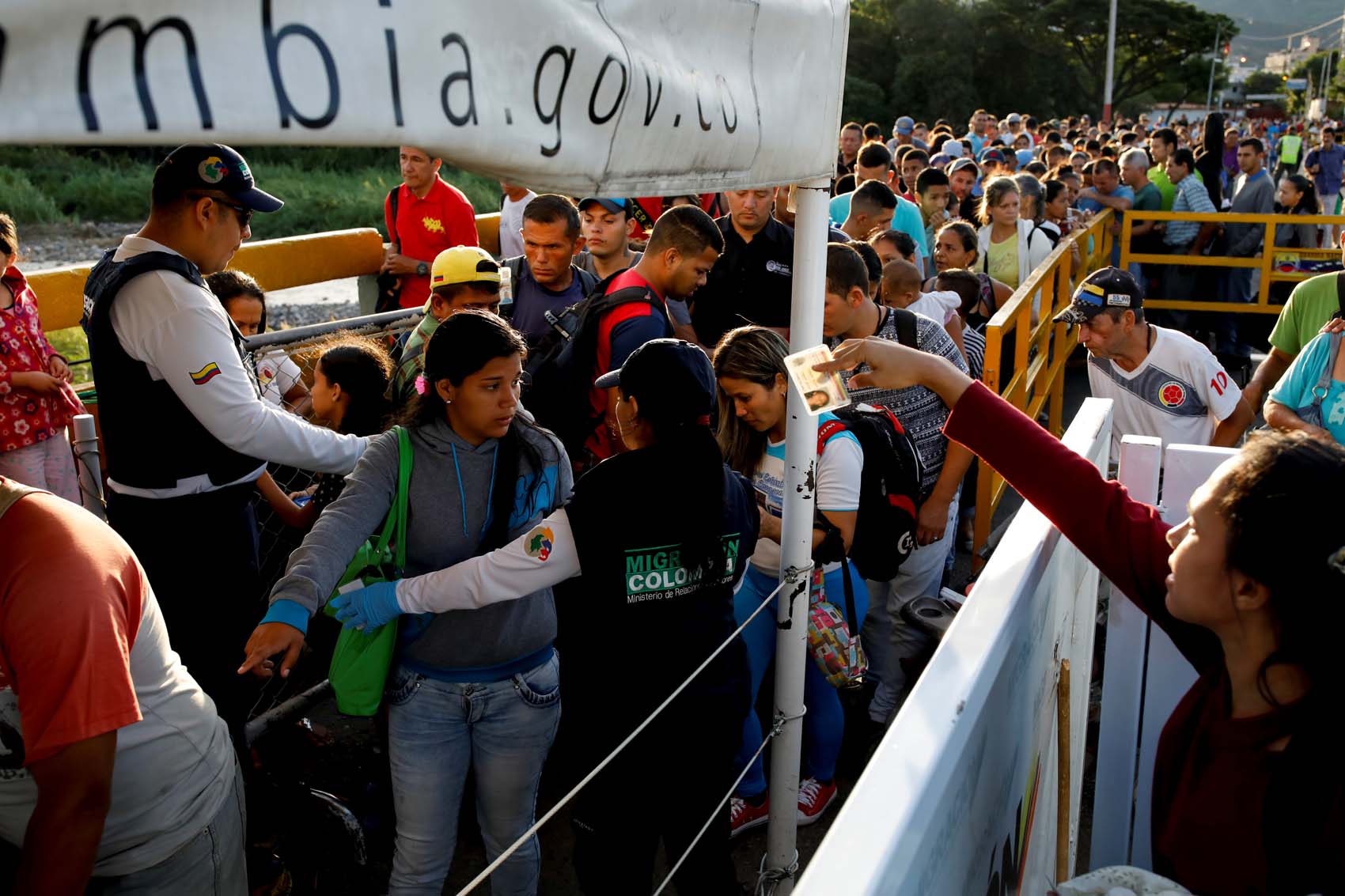 Habilitan corredor humanitario por los puentes de Ureña y San Antonio