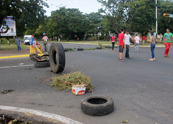 Cachetadas y detenciones contra menores de edad durante protesta por pernil en Bolívar