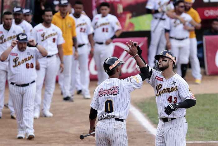 Los Leones cobraron venganza sobre Tiburones y se apoderaron de la serie: Resultados de la LVBP del #21Dic