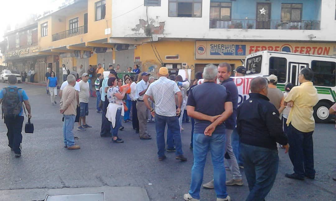 Cansados de vivir sin agua, vecinos de Baruta salieron desde temprano a las calles #19Dic (fotos)