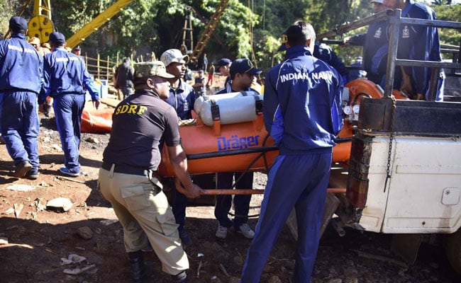 Submarinistas buscan a 15 obreros atrapados en mina inundada en India