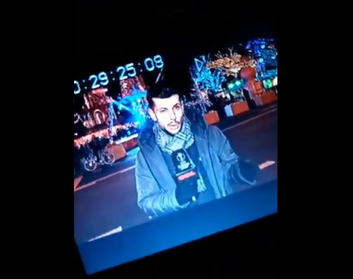 Mujer le roba un beso a reportero en vivo y seguro el machismo se sentirá indignado… (VIDEO)