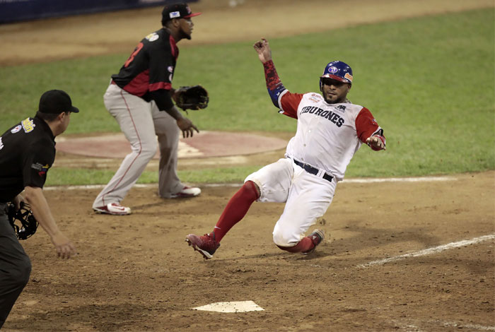 Tiburones de La Guaira contuvo a la ofensiva de Cardenales de Lara en Caracas