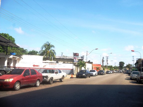 10:45 am Largas colas en Tucupita este #9Dic… pero en las estaciones de gasolina