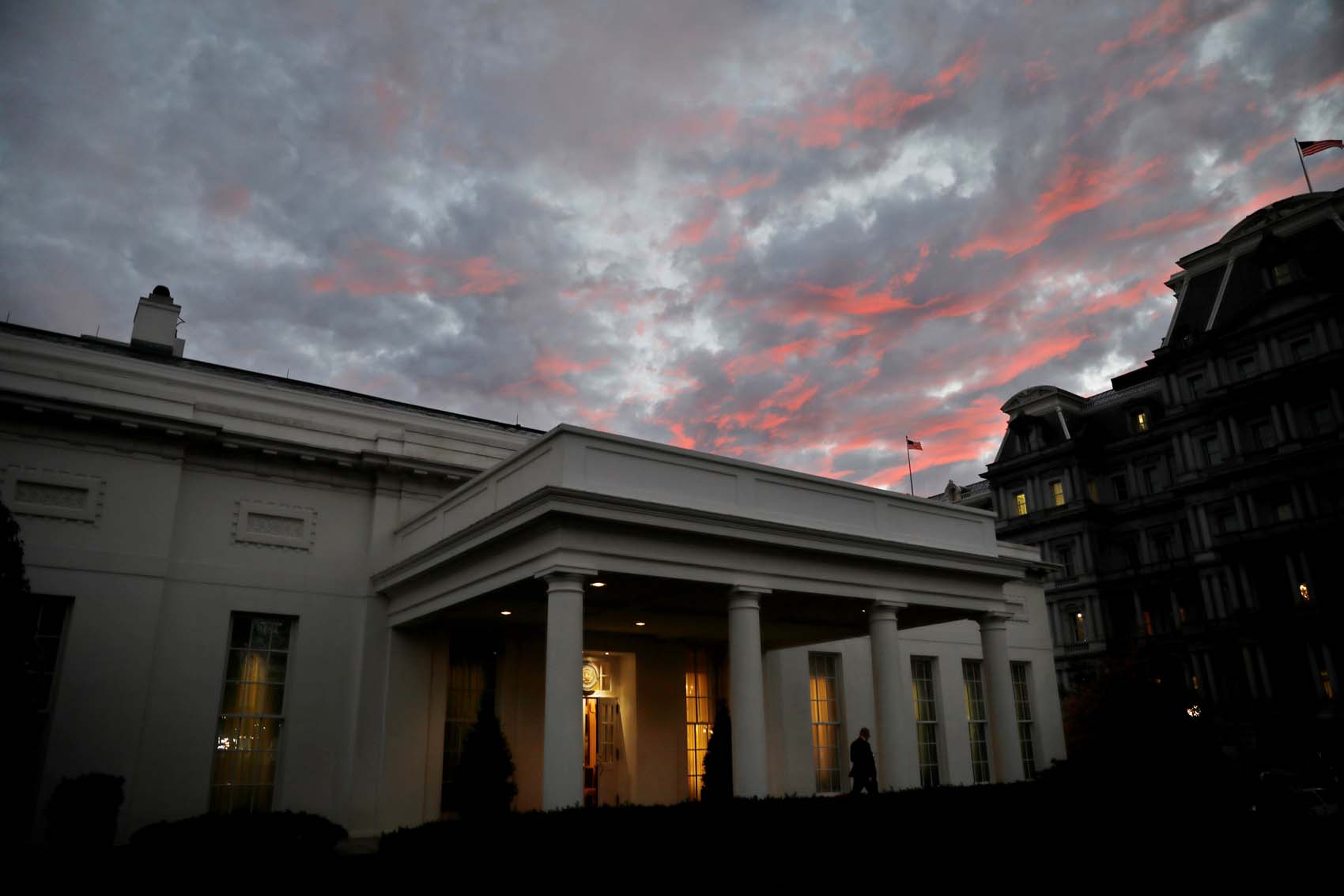 La Casa Blanca estaría planeando sancionar al régimen cubano por apoyar a Maduro