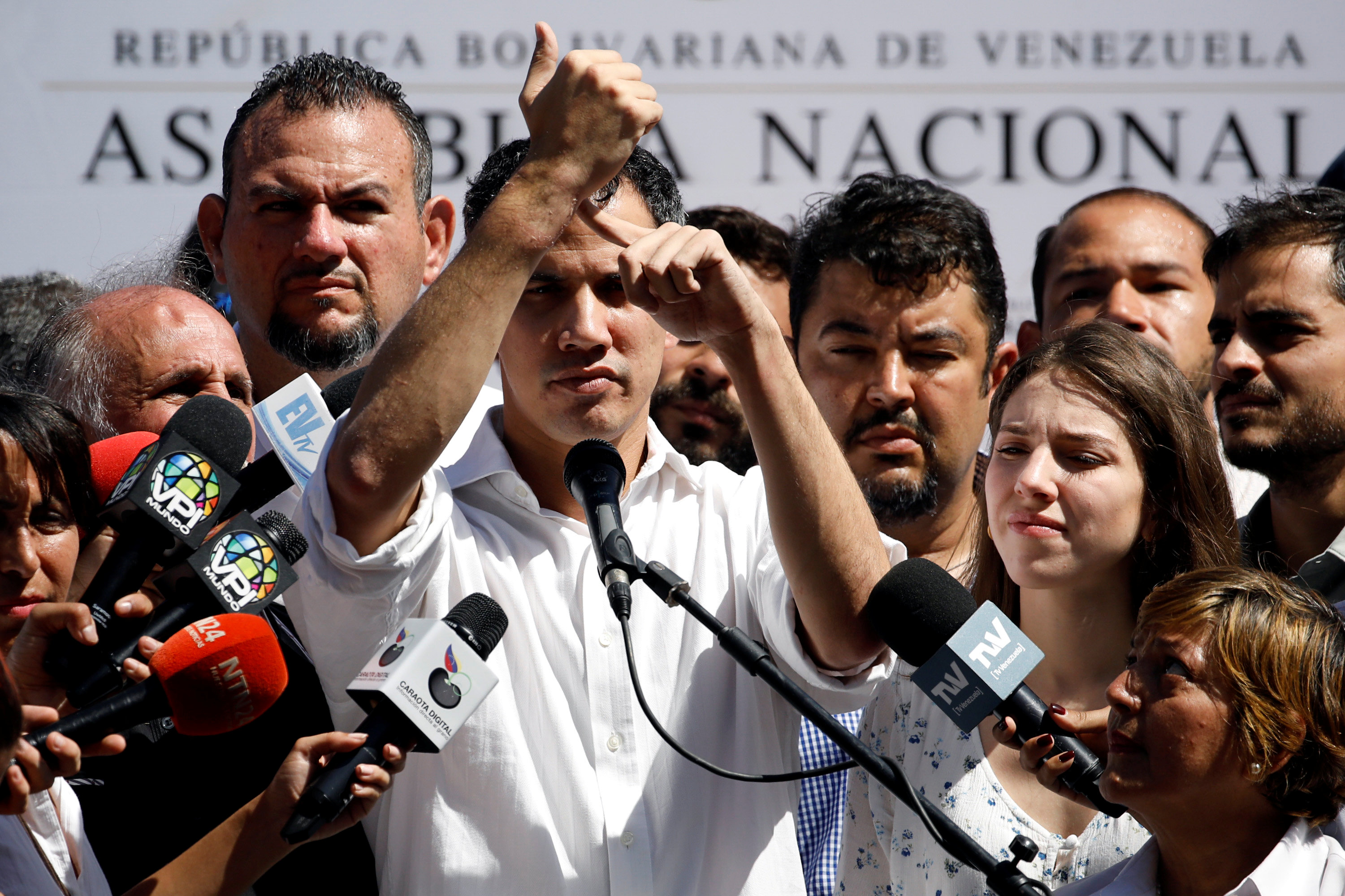 Sebin mostró los dientes, quiso morder, pero halló a un Guaidó valiente que se resistió a los ganchos (FOTOS)