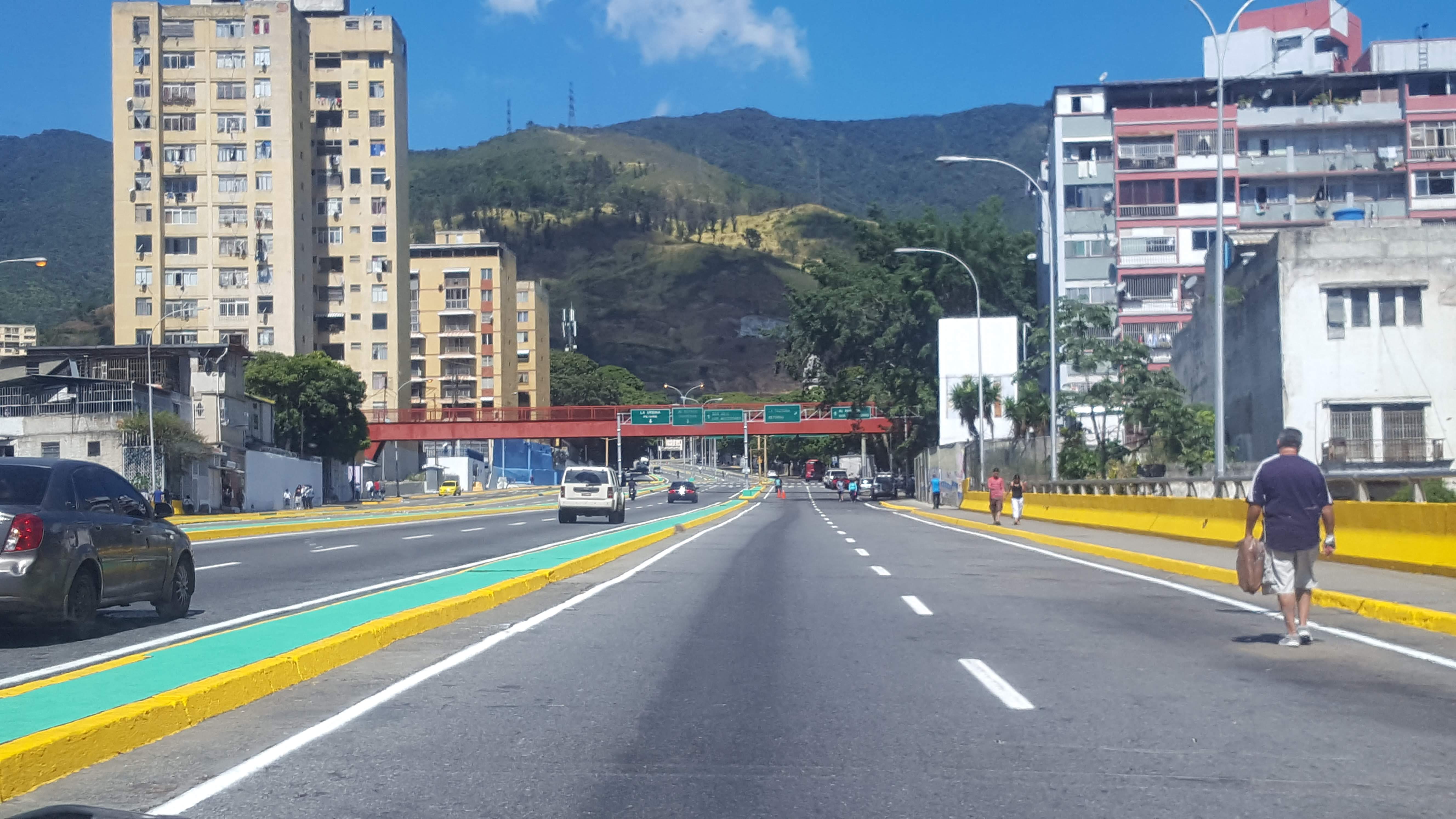 Tras protestas, la PNB custodia el TSJ mientras resuena un fuerte cacerolazo en la avenida Baralt