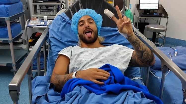 Maluma se somete a una cirugía por la ruptura de ligamentos de su rodilla